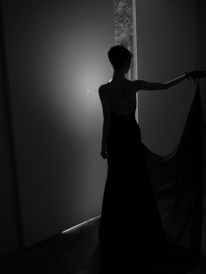 陈都灵金鸡奖造型出图了，陈都灵亮相金鸡奖，一身优雅的吊带黑纱裙，满分优雅的黑天鹅