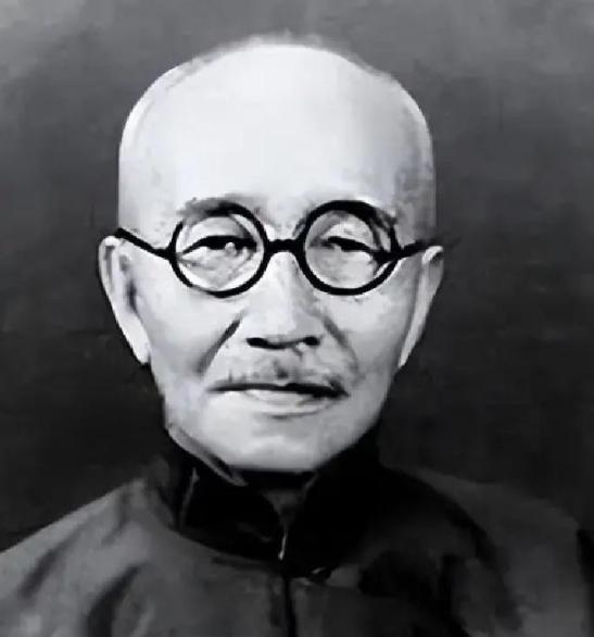 1924年，44岁的章士钊与一位昆曲伶人暗生情愫，后高调同居。妻子吴弱男知道后，