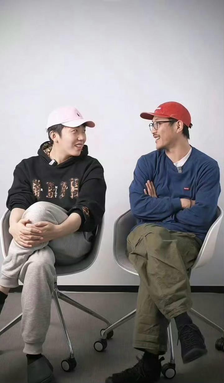 李嘉诚是张兴朝的阿贝贝前两天刷到一幕 俩人在便利店说笑 眼神清澈的像女大学生 