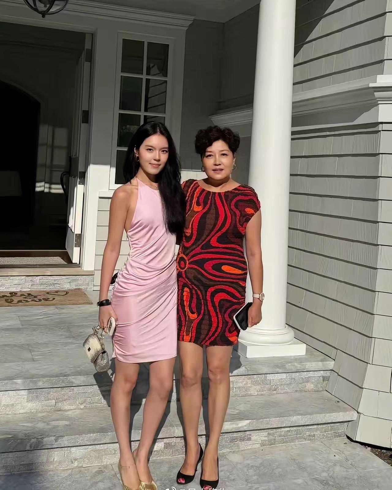 哈文和法图麦在美国大屋前合影——小姑娘已窜到一米七多，眉眼间有李咏的影子，笑起来