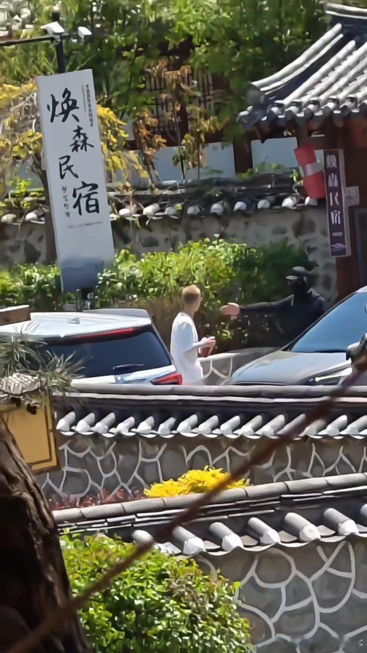 鹿晗寸头穿朝鲜服鹿晗金色寸头穿粉色朝鲜服 五哈路透里鹿晗穿着粉色朝鲜服，金色寸头