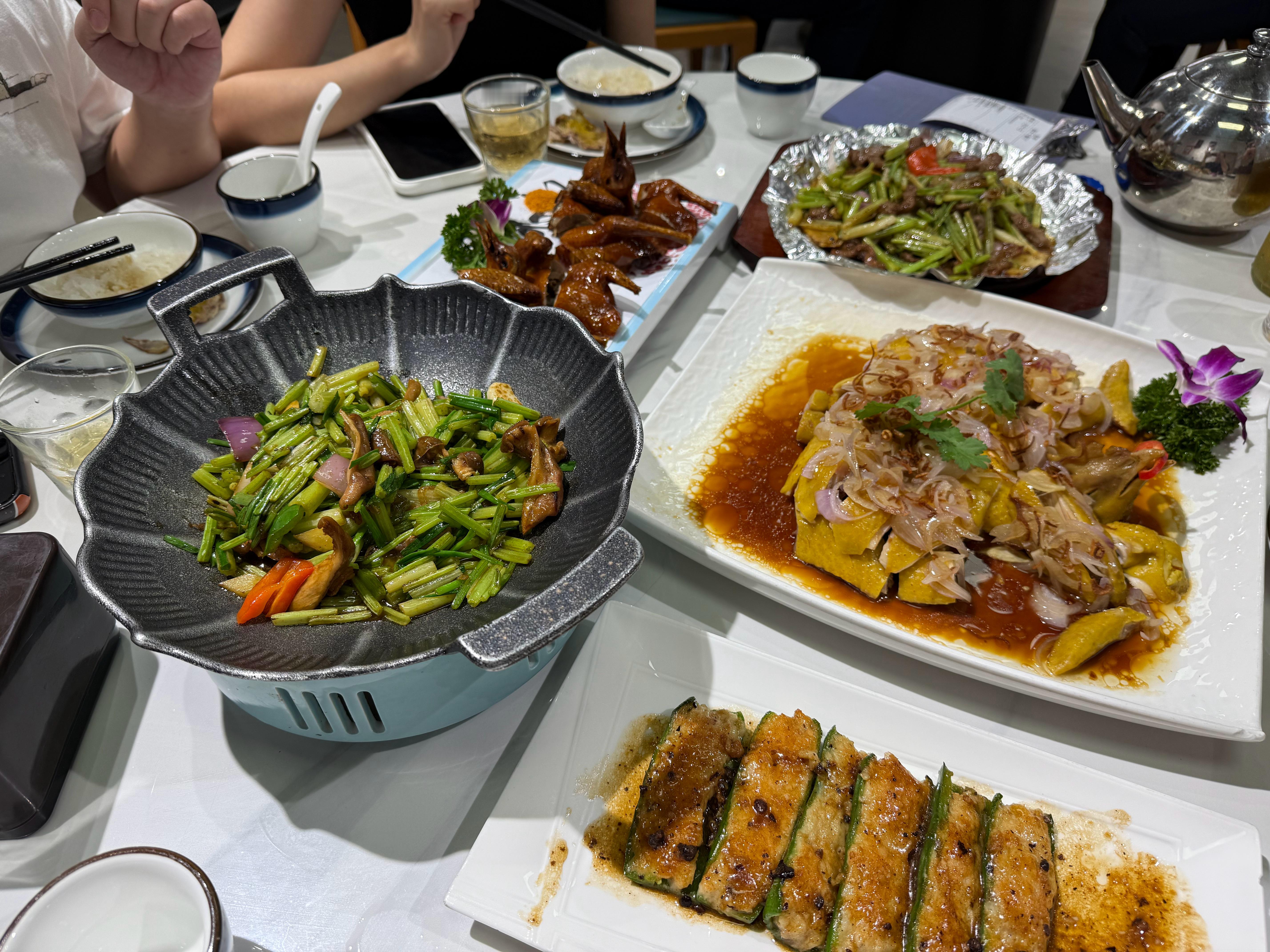 今天还是先凑合一口，晚点拍个很有意思的片子，节目过几天上[偷笑]  ​​​