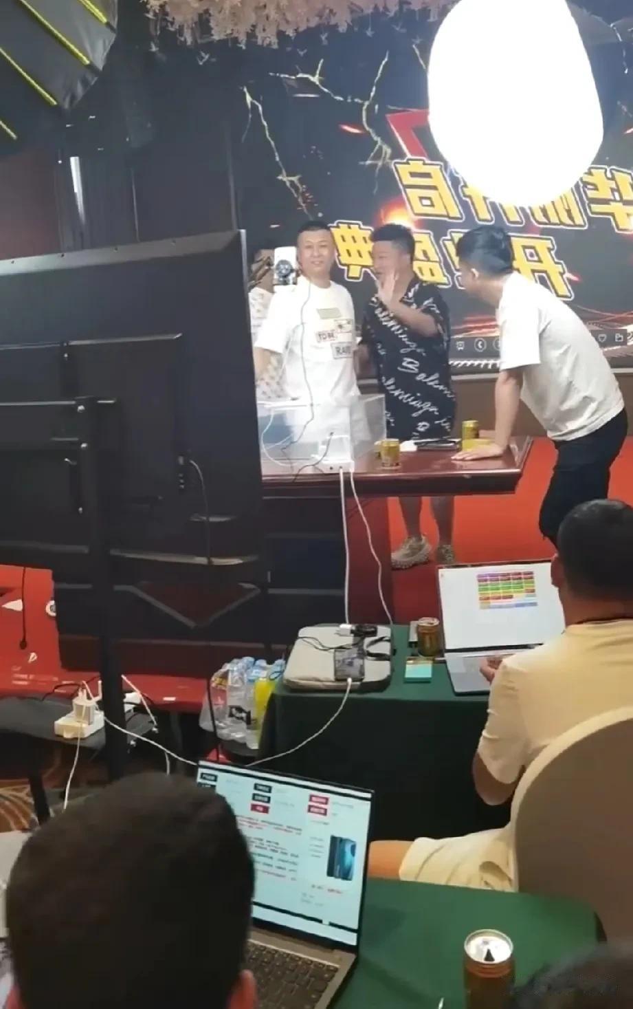 太原老葛在黑龙江助农现场，桌子上摆着小篮子放着各种在农贸市场采购的样品，还有人走