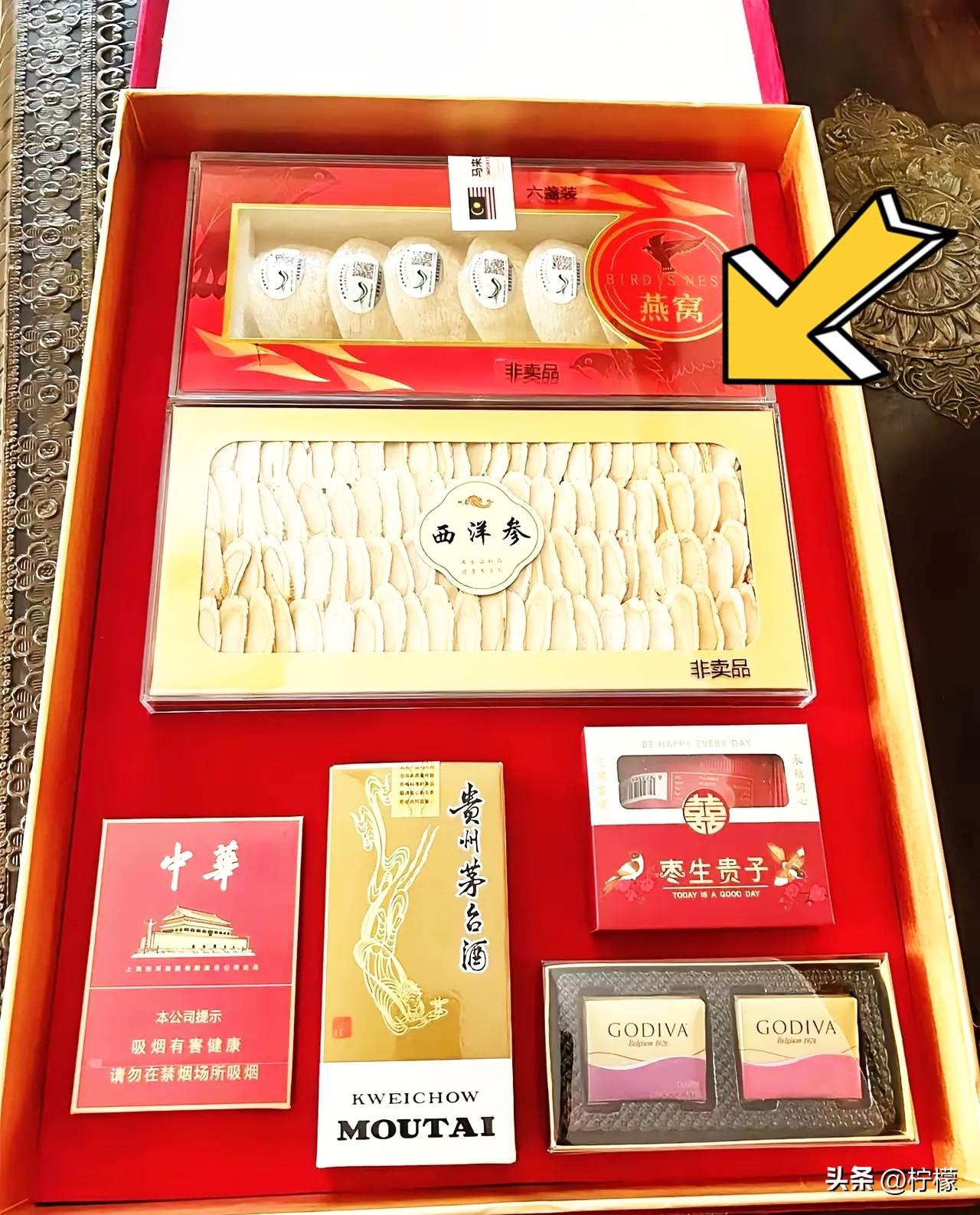 去苏州参加好兄弟的婚礼，拿到伴手礼，我直接被惊到失语。

本来以为就是普通喜糖，