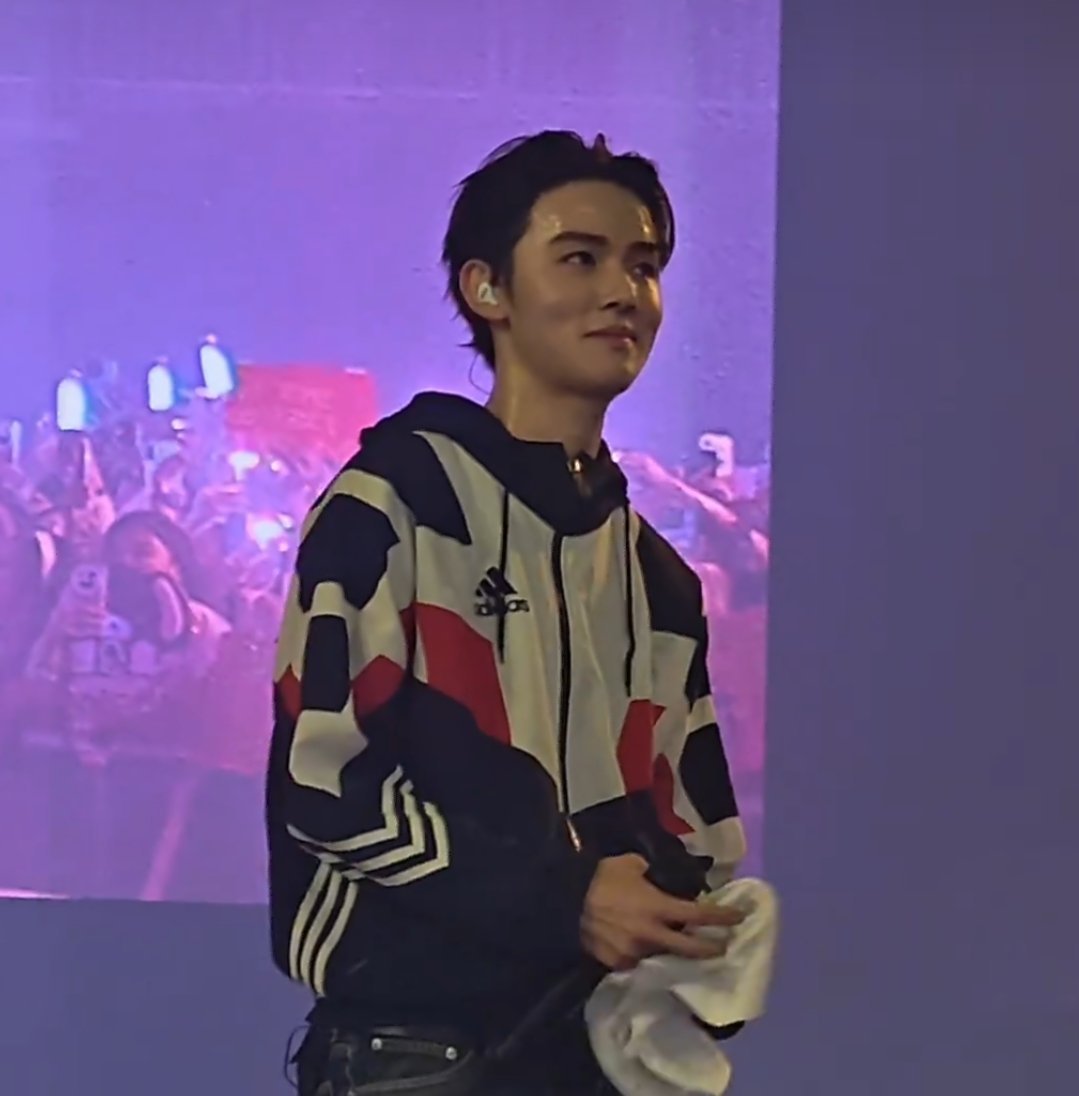 严成玹 🦊PYPD巡演享受严成玹神之N秒 🦊kpop一夏 哎呦。我都墩郁了 