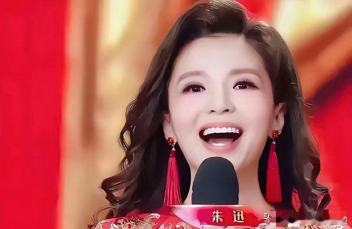 央视跨年晚会上，两位主持人同台，差异一目了然。 