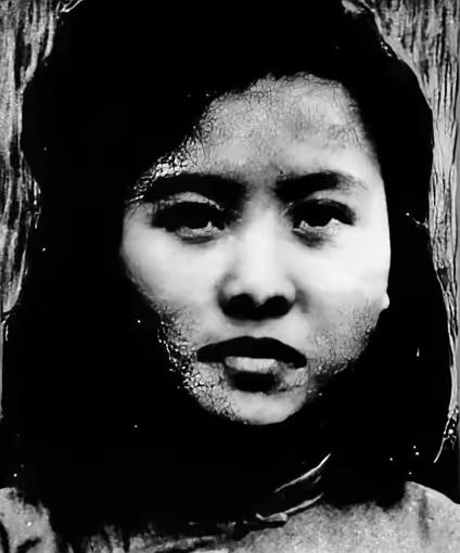 1948年，押送朱世君去渣滓洞的路上，特务李朝成悄悄松开了手铐，眼看竹林就在眼前