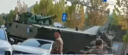 近日，重庆一辆白色大众轿车在路口违规调头，被一辆正常直行的装甲车撞上。轿车车身拧