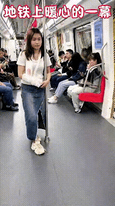 地铁上有个姑娘，一只胳膊缠着绷带动弹不得，鞋带开了自己咋弄都系不上，正搁那儿费劲