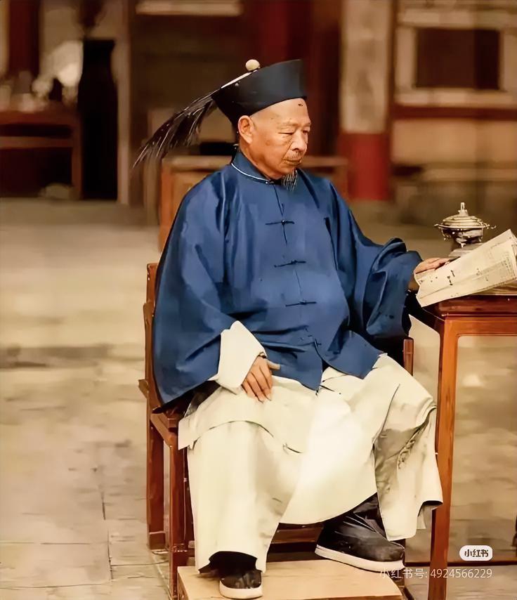 这是一张晚清名臣左宗棠的经典照片，1875年拍摄于兰州陕甘总督府，由俄国摄影师拍