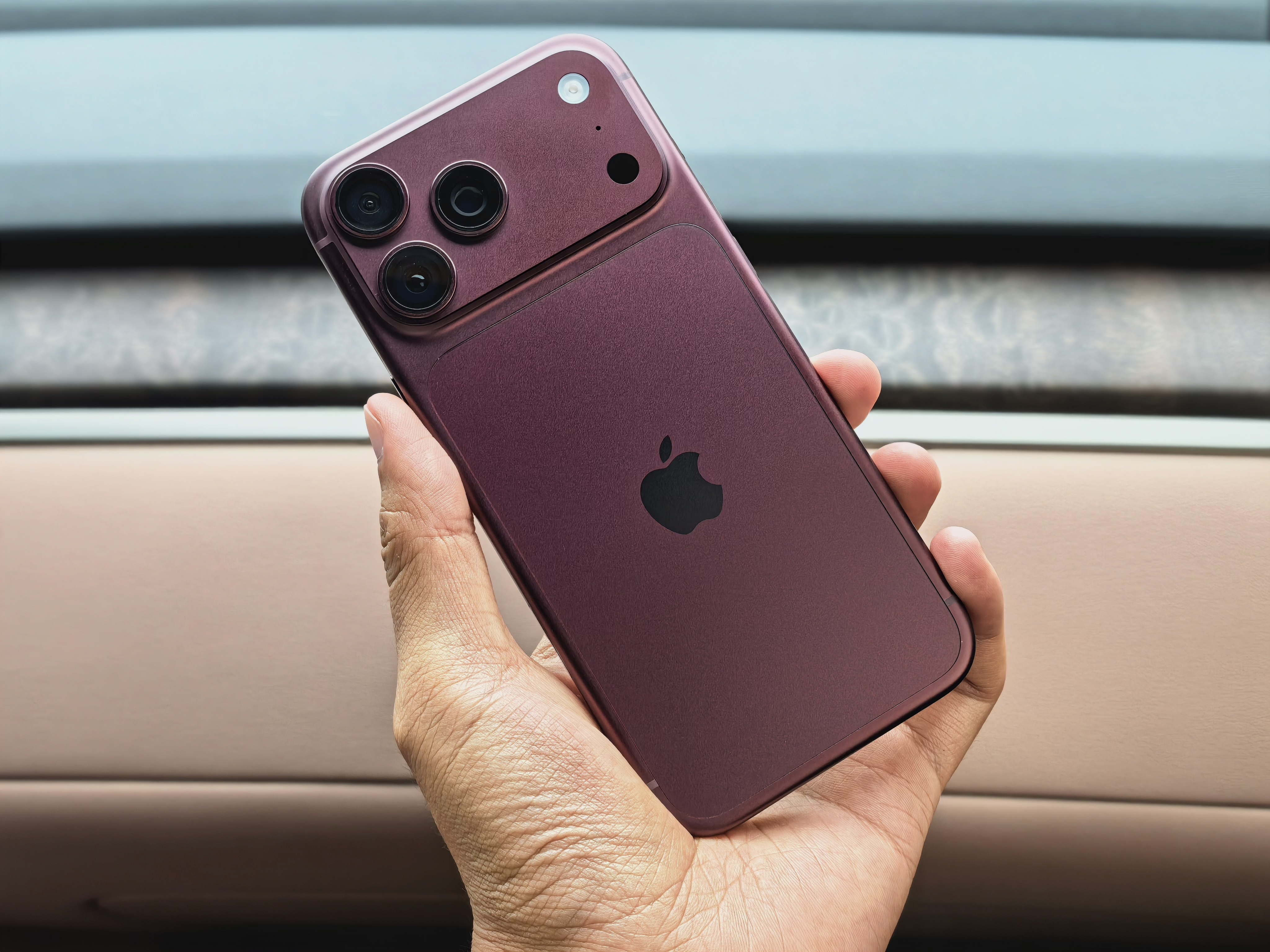 iPhone18Pro黄牛一天一个价应该已经破发了？我原价买了一台勃艮第红，有一