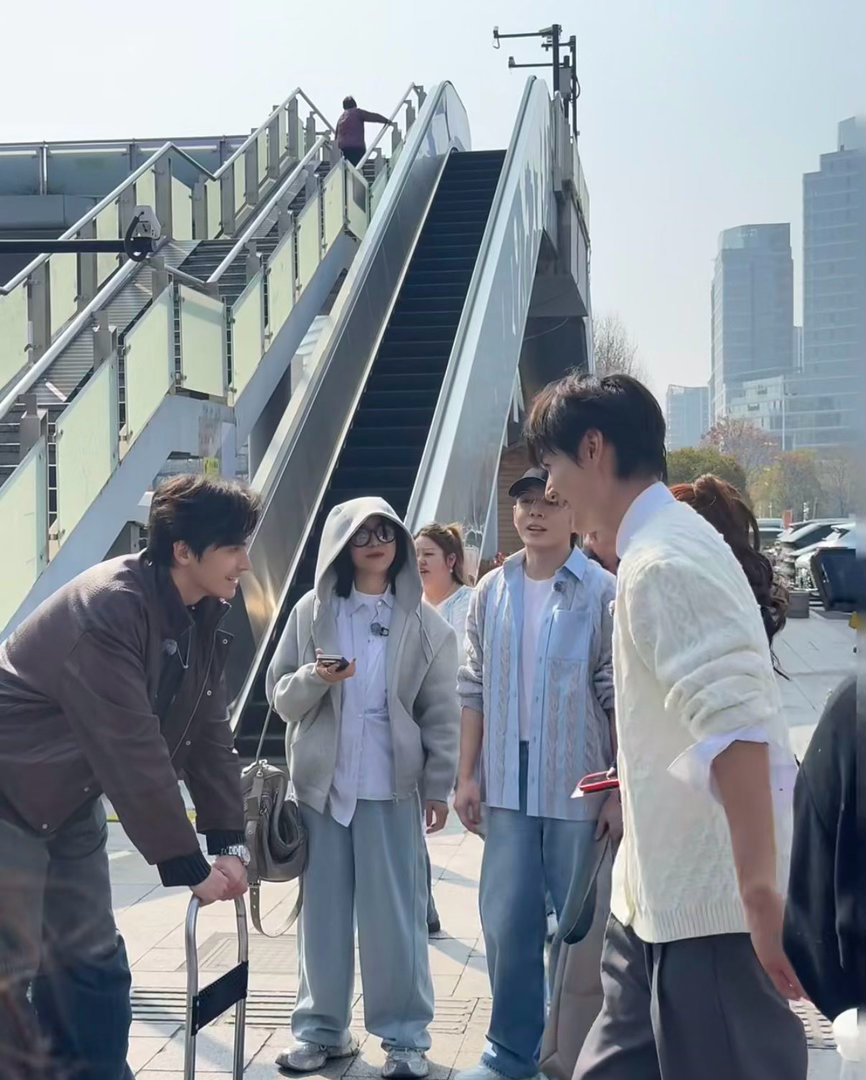 义乌偶遇尚雯婕李佳琦逛小商品 尚雯婕李佳琦现身义乌小商品市场被偶遇！第一季的事业