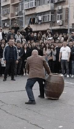 在网上看到这条杂技视频，如果不是Al的，就这一套流程下来缸不碎，没有几十年的功夫