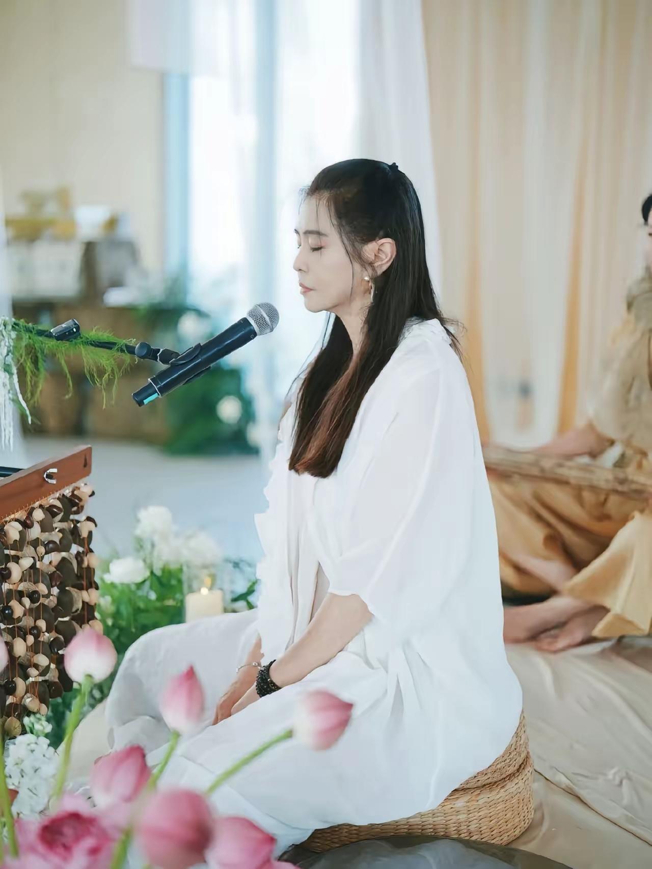 六十岁的人不错了。头发这么多乌黑亮丽
没钱了出来捞钱，我现在对美女已经去魅了
现