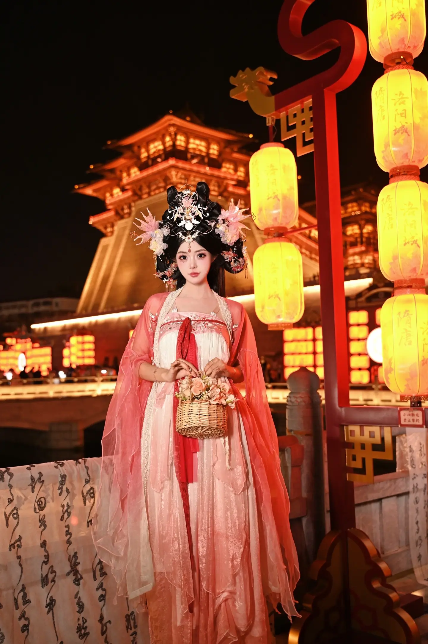 云想衣裳花想容 春风拂槛露华浓