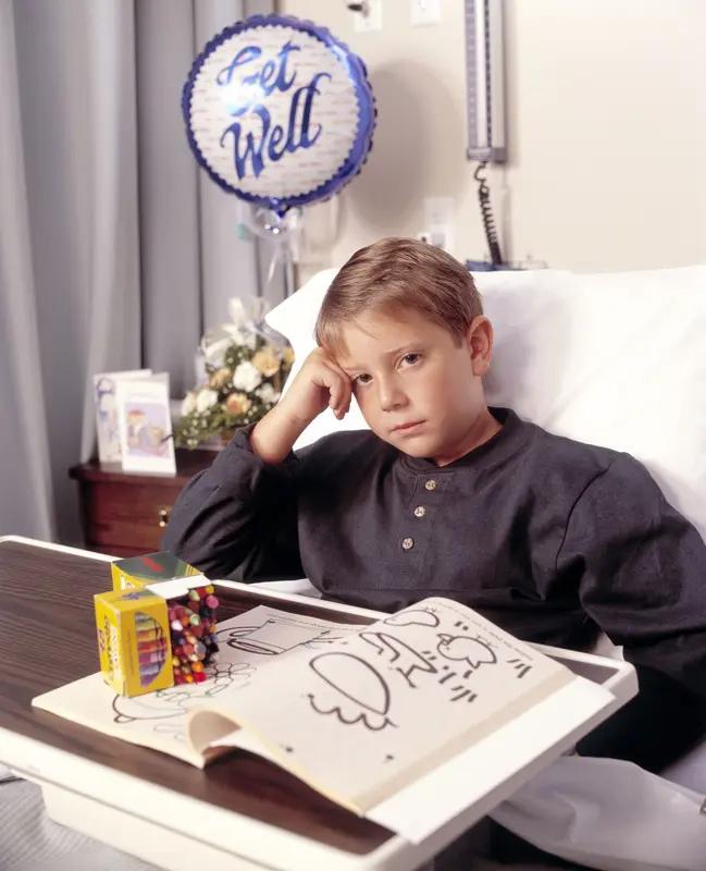 江苏这男孩写作业头痛进ICU的事儿，真让人揪心。家长一开始以为孩子装病偷懒，还买