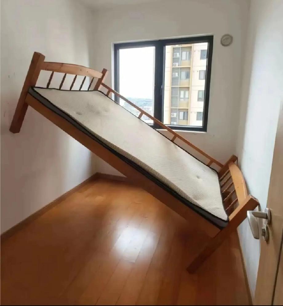 在不改变床的方向下，怎么才能把这张床放下去呢？