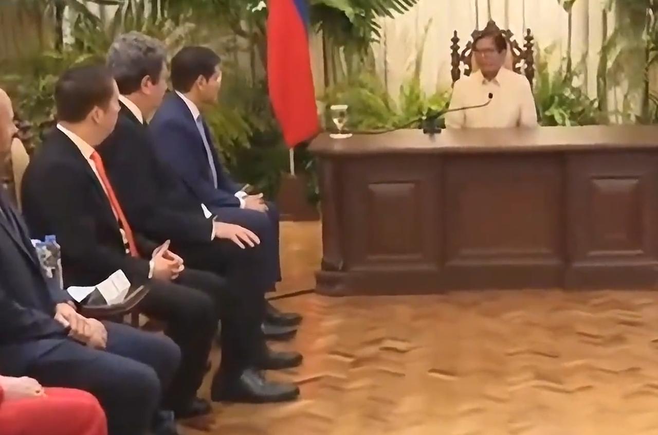 啥也不说了，全在图片里。

这是最近，小马科斯的两次外事活动。

图一，是小马科
