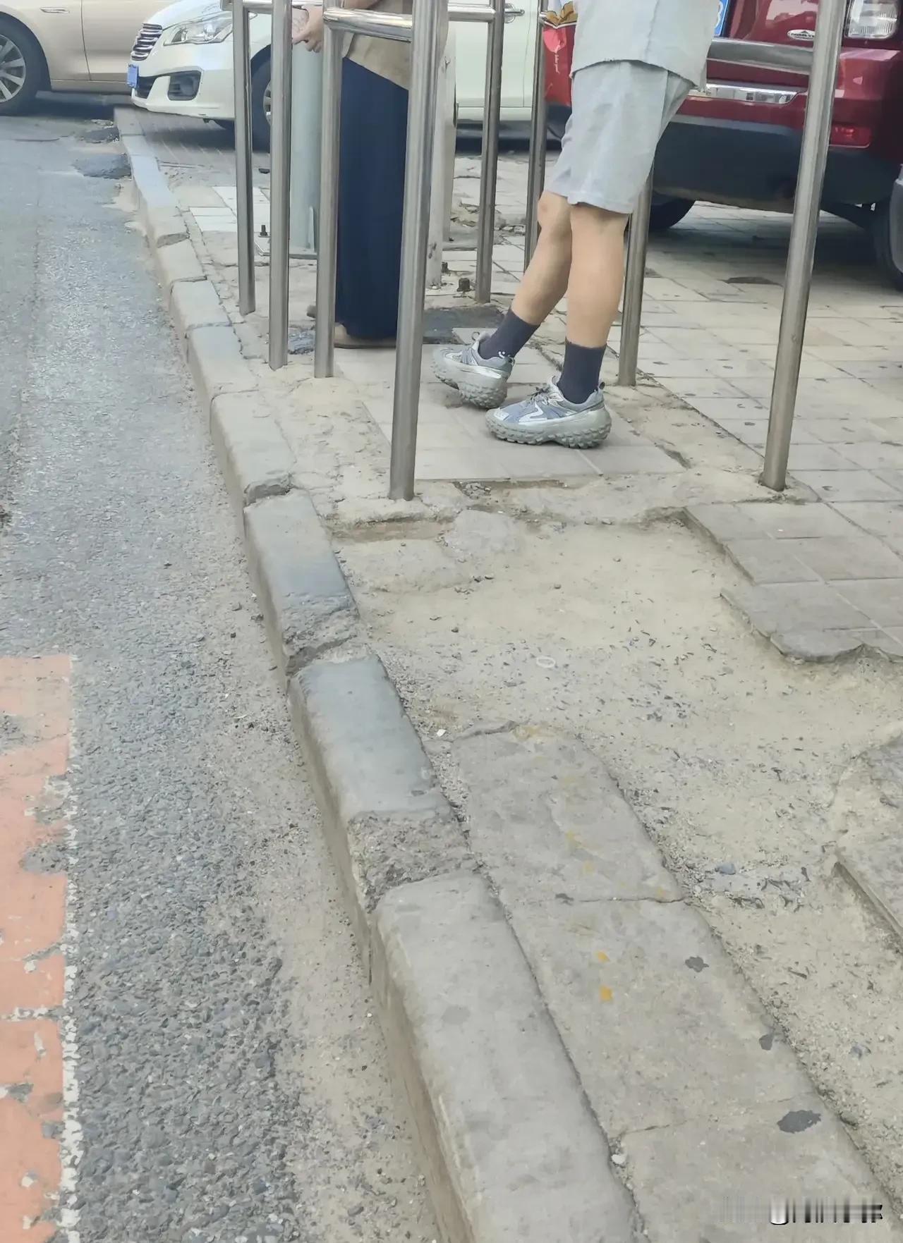 今日中秋，月圆人团圆之际，愿你们的节日洋溢着欢笑，事事如意，身体健康，笑容常驻！