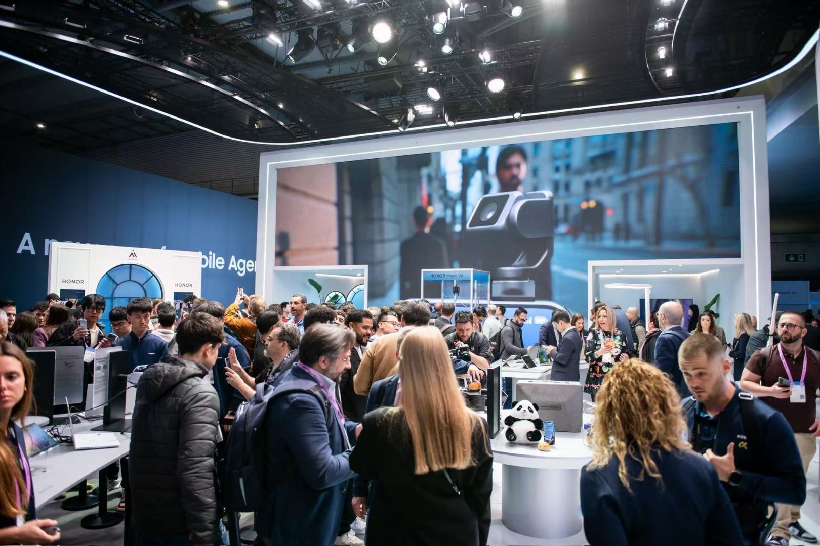 mwc2026 荣耀展台，就是一个人多。荣耀首款人形机器人、Robot Phon