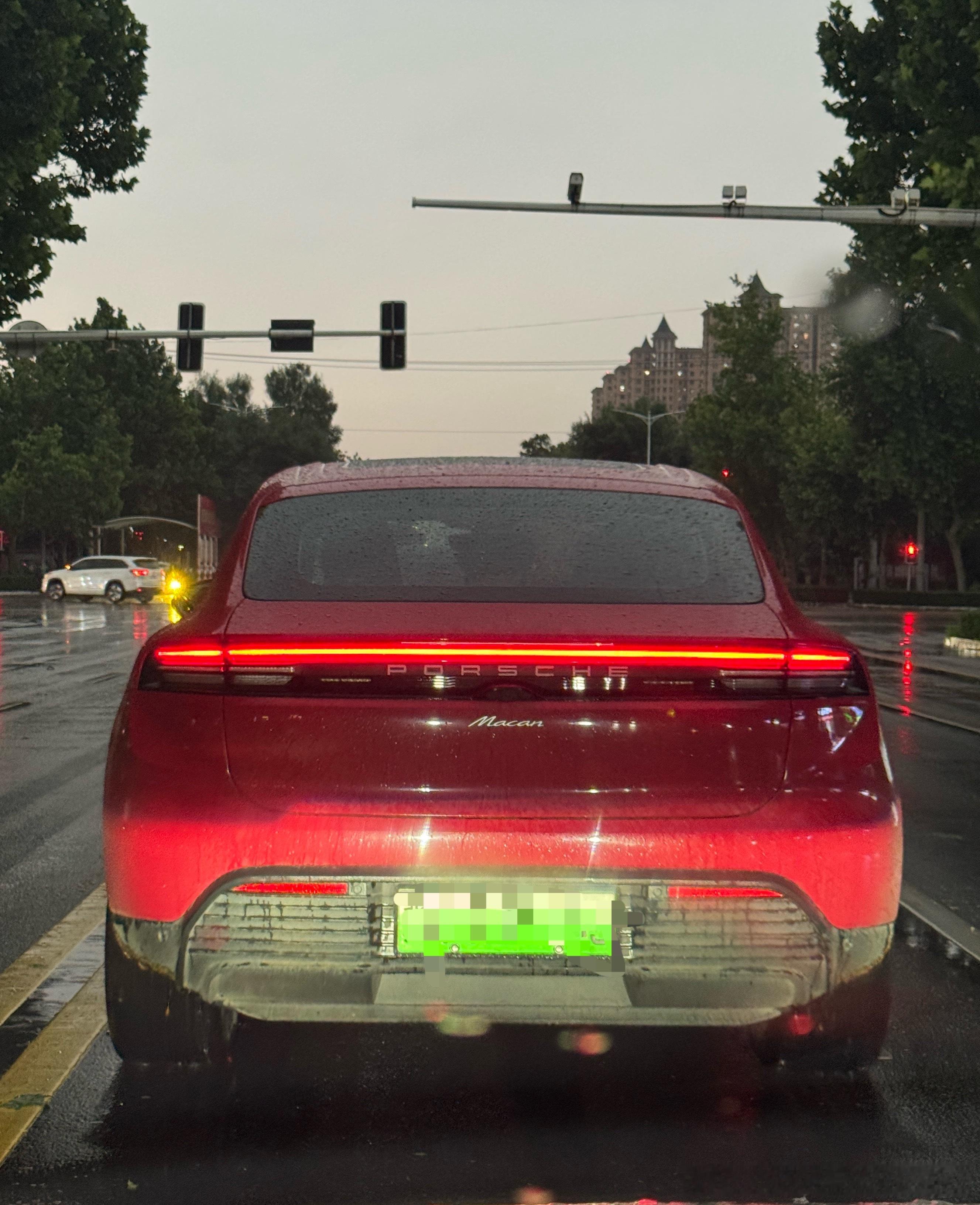 以前在街上看到保时捷，都会很惊艳于它的设计，但是现在新能源时代完全没有了那种感觉