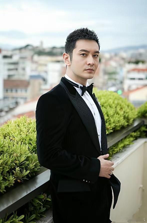 李亚鹏在直播间自爆:黄晓明十年前曾慷慨解囊，借给自己一笔钱，直至今日，从未催还。