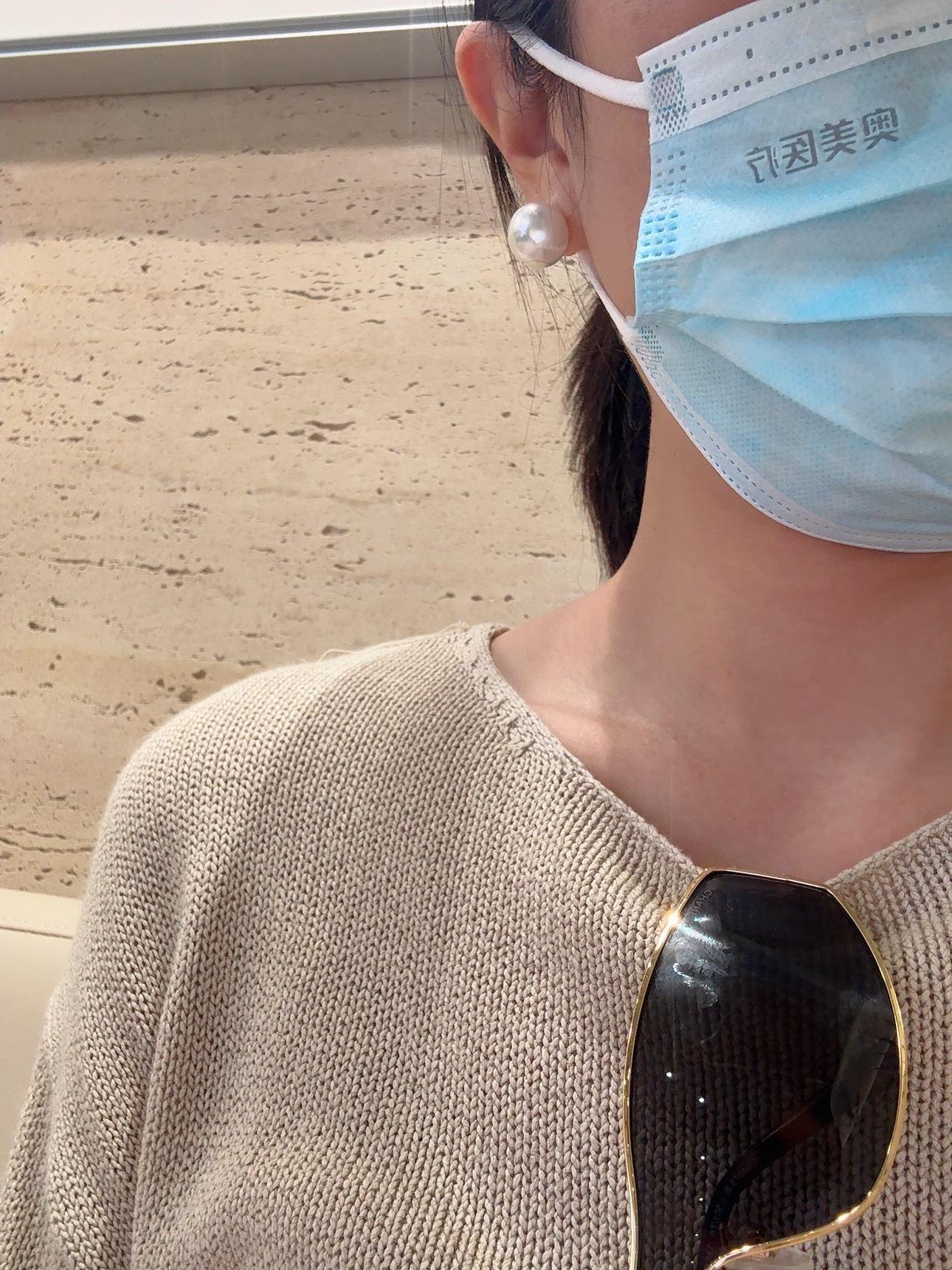 本来休闲的在喝杯咖啡吃个简单午餐，忽然旁边来了一对鼻塞打喷嚏的母女，吓得赶快戴上