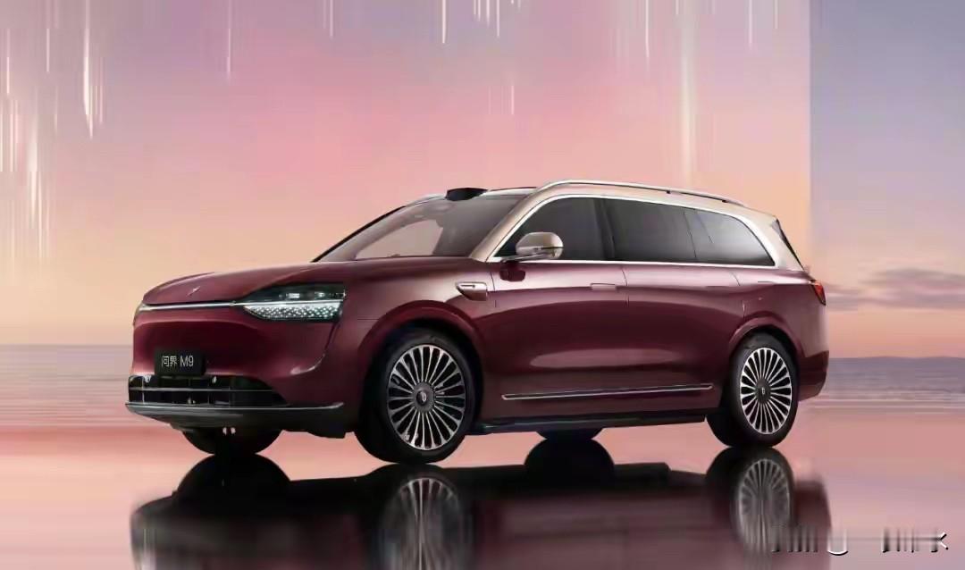 赛力斯集团副总裁康波在微博评论区回应网友提出的“早日脱离华为”言论时表示，“没有