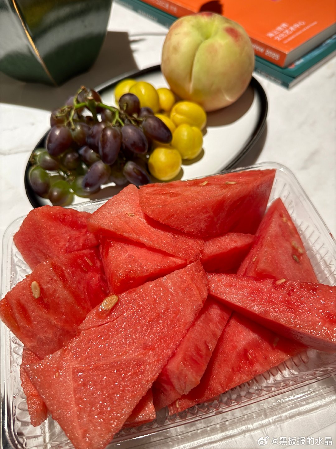 下班路上，怀着矛盾的心情，买了一大盒西瓜🍉 