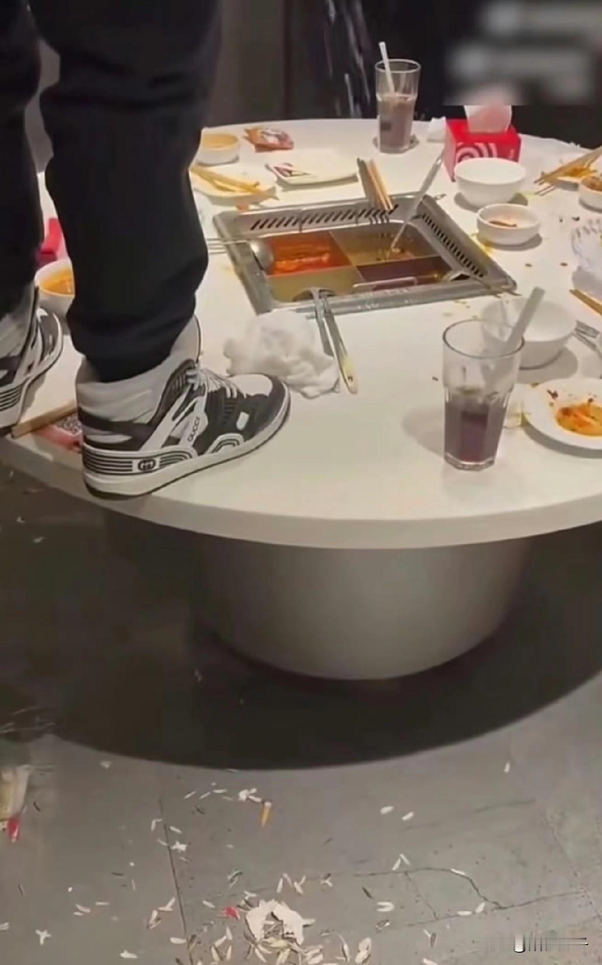 海底捞一泡尿，家长赔偿220万元！[捂脸]
不要说孩子不懂事马上都18岁，还干出