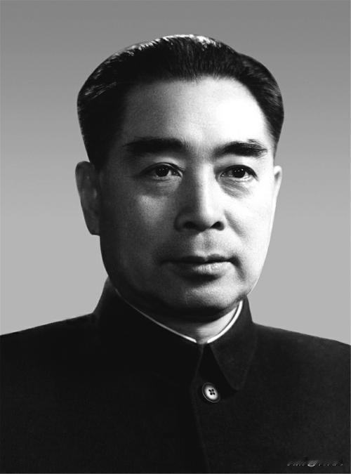 1935年，红军右路军踏入环境险恶的松潘草地。也就是在这段最艰难的路程里，周恩来