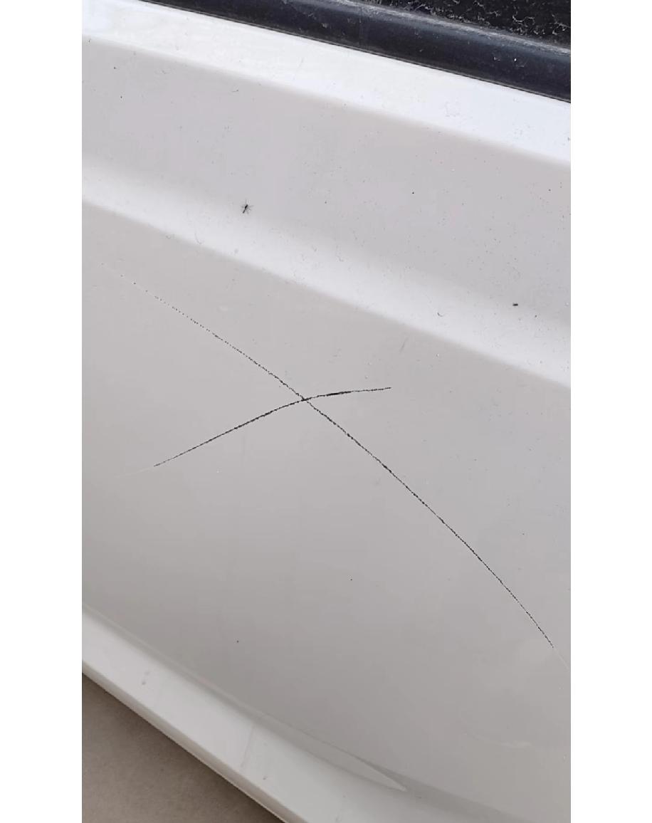 真的快被气炸了！我的车被人恶意划了，四个车门全是划痕，看着特别心疼。还好有监控，
