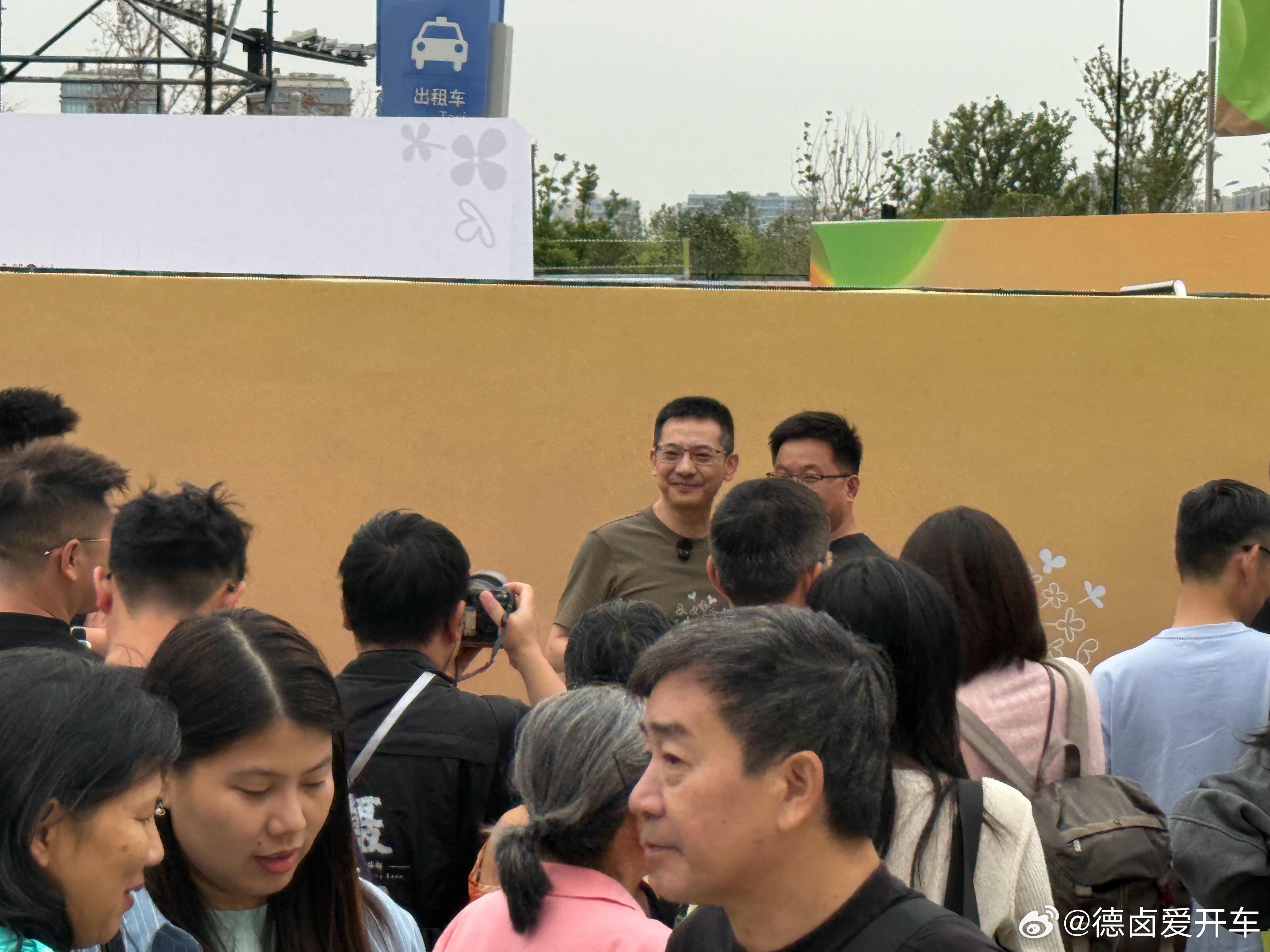 本来我每年 nio day 都要找到斌哥和力洪合影的。然后今年我发现，力洪 已经