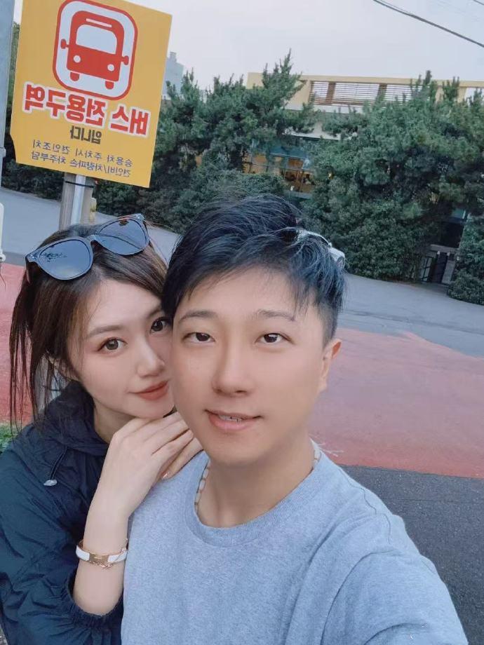 刚刚！德云社相声演员张鹤擎晒出了与妻子在济州岛的自拍合影照。照片中，擎嫂趴在张鹤
