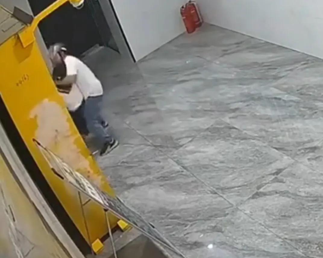浙江东阳一男子在公寓电梯旁强行猥亵女子，男子已经被当地捉到。
从当时的视频看看，