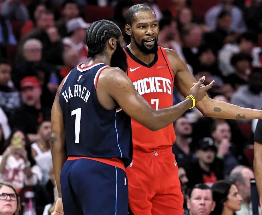 想象一下，让杜兰特过半场发牌，让申京在弧顶指挥交通。
火箭输球的病根，根本不是“