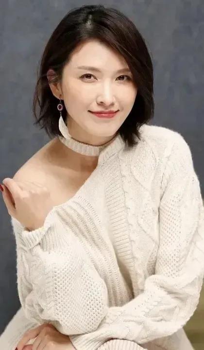 她，温婉可人，气质优雅，是中国台湾女演员、歌手。2001年，因长相甜美，以三阳机