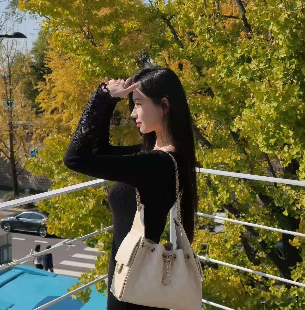 秋日暖阳下，轻抚发梢，享受美好时光。