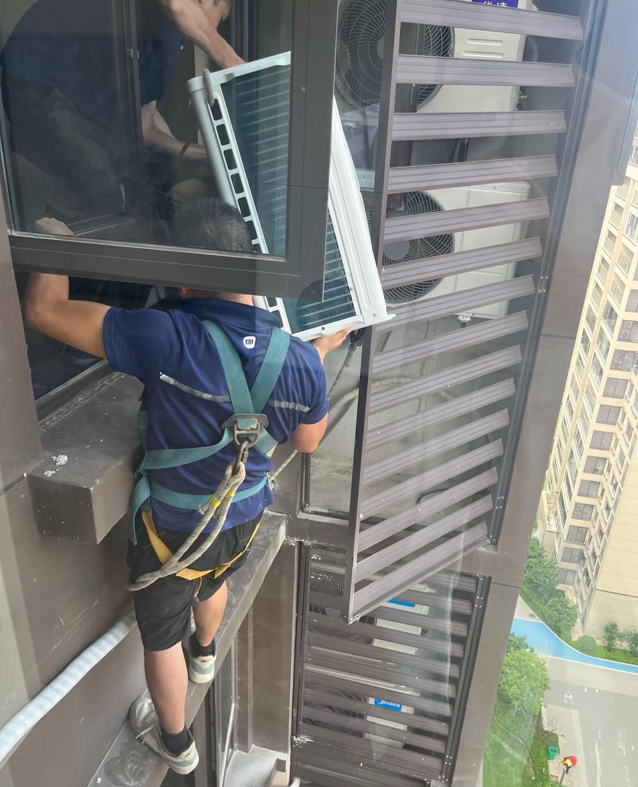 突然觉得高空费也不是很贵了

站在几十层楼外墙，只靠一根安全绳护身，手上还要稳稳