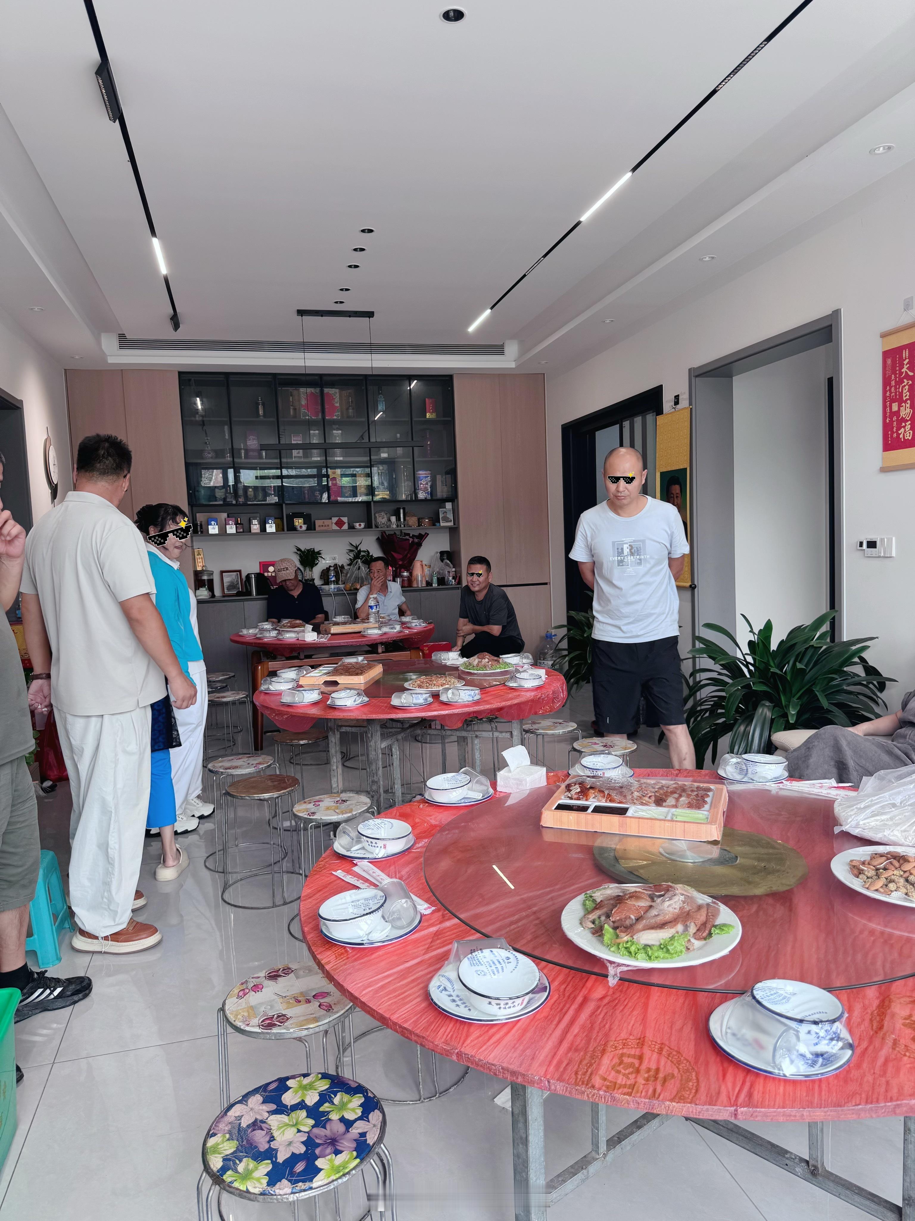 今天爷爷生日找村里专门做席的饭店来做饭也太方便了一车把桌子椅子灶都拉来了菜也都是