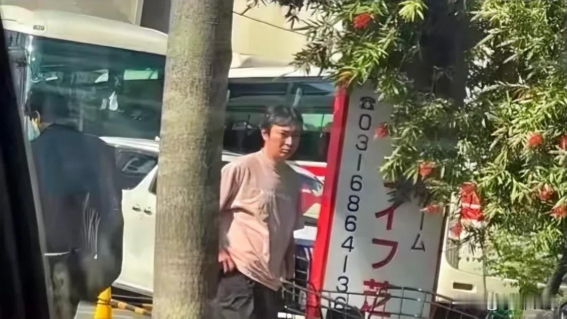 他怎么能流落在日本街头呢？愁眉苦脸的，
这定是手里不宽裕的原因。说实话，这辈子他