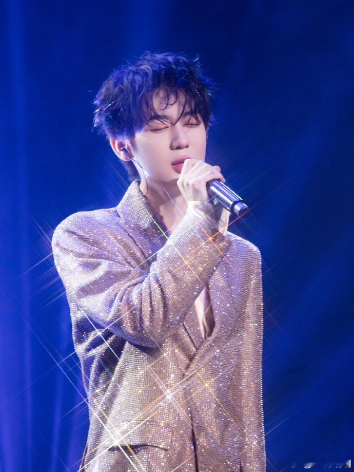 邵明明 粉丝想要粉丝得到 从精心设计的造型到真诚的互动，每一个环节都透着他的诚意