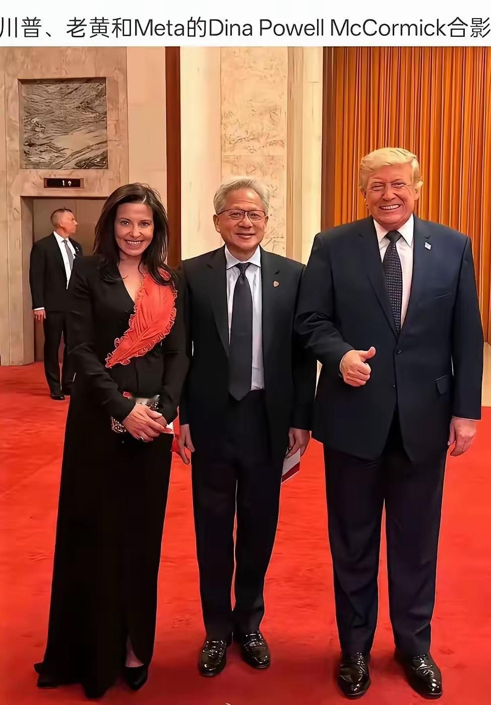 黄仁勋这么站应该是犯了大忌吧？也可能是工作人员服务不到位，居然让一个企业家站在C