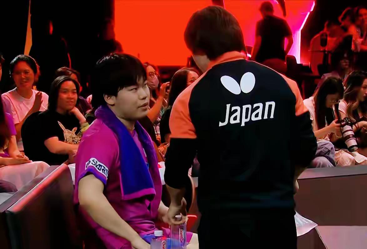 【松岛辉空排除干扰，淘汰东道主选手郭勇】新加坡大满贯·男单1/32，松岛辉空 3