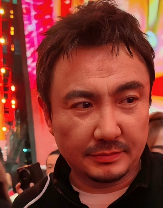 近距离检查沈腾脸上的褶子军艺校草就算长褶子，颜值还是能打 