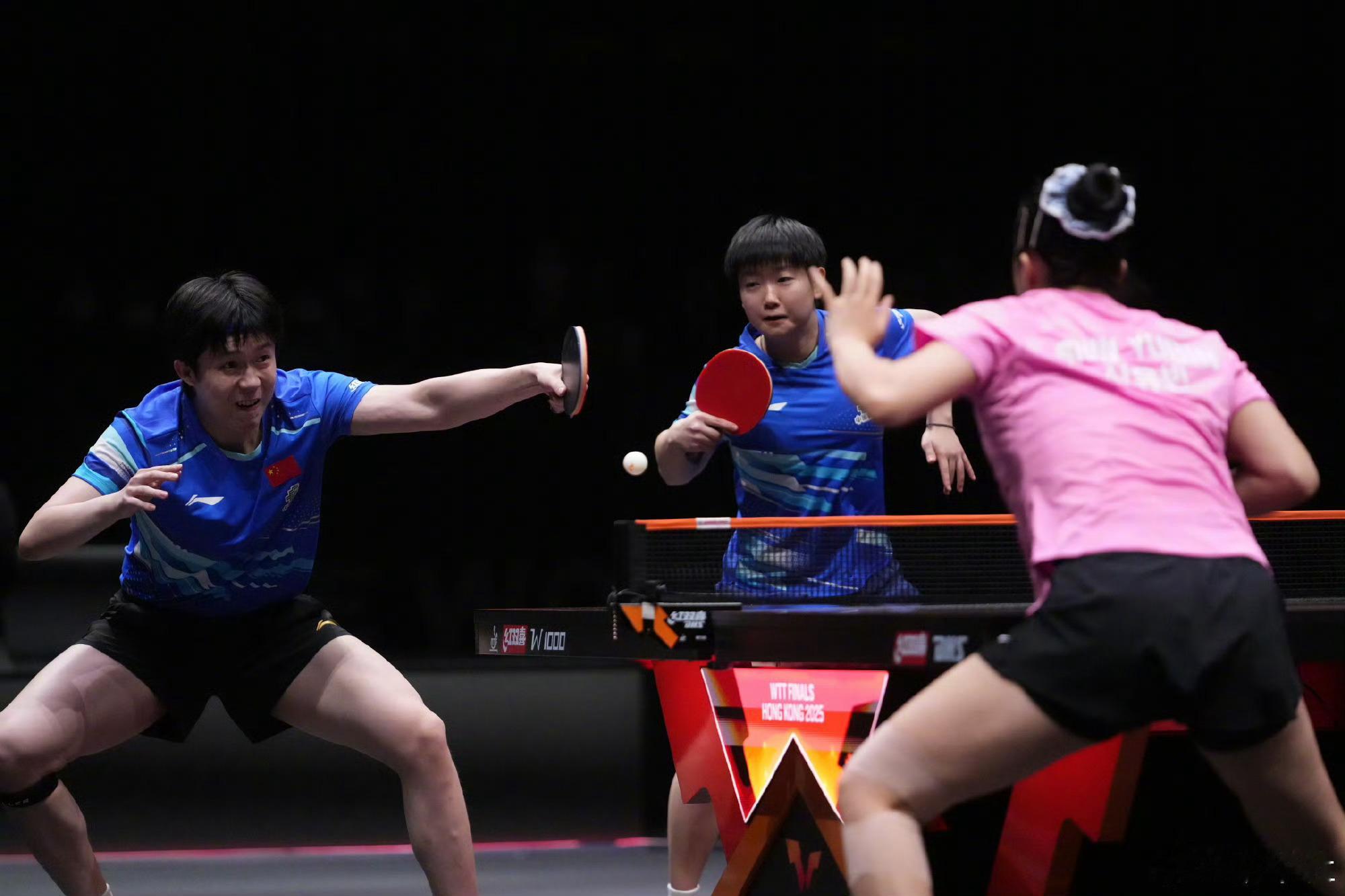 强忍剧痛完成第四局，笑着与对手拥抱致意，孙颖莎的退赛满是职业素养。连续作战的透支