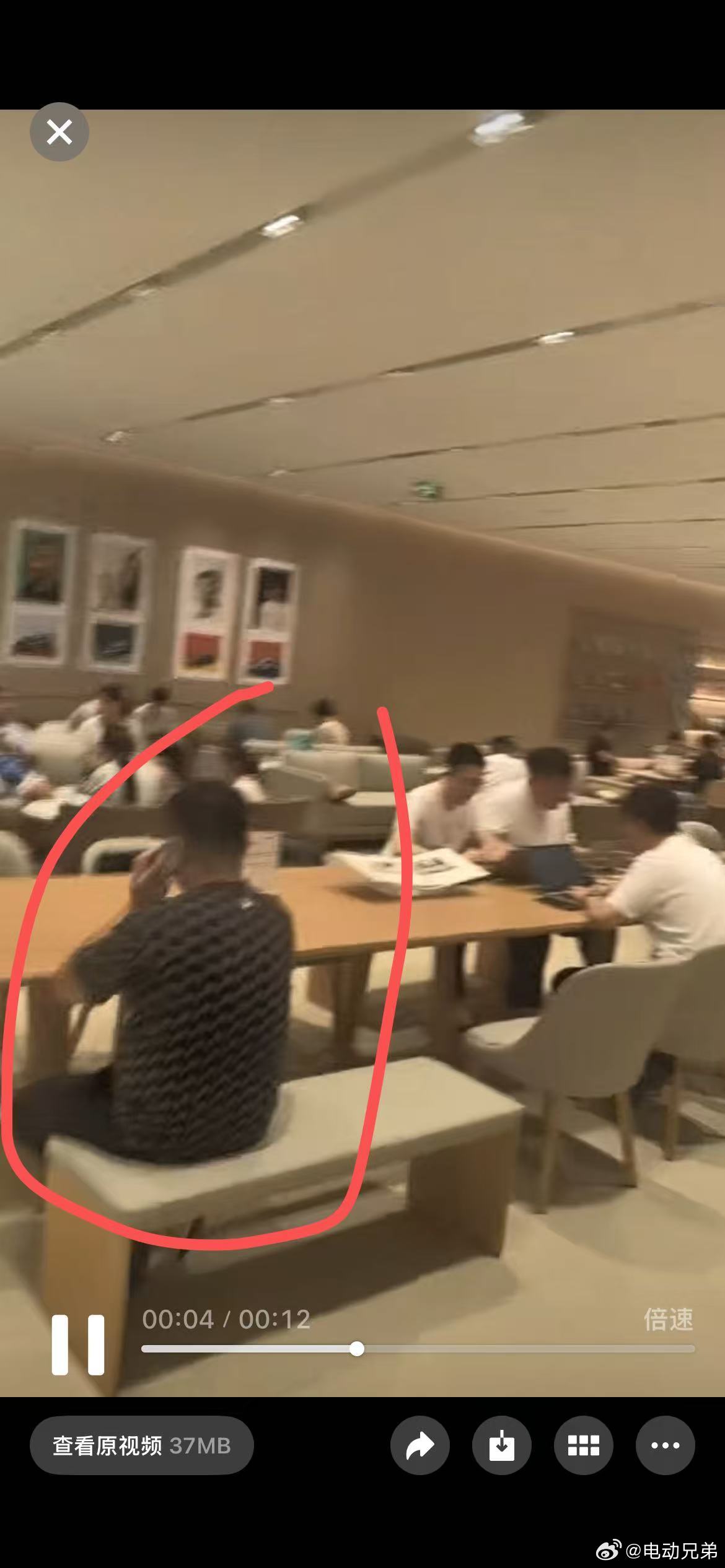 听说一年17万公里那位蔚来大哥又提了台乐道L90，我记得他在自己的“维权”视频中