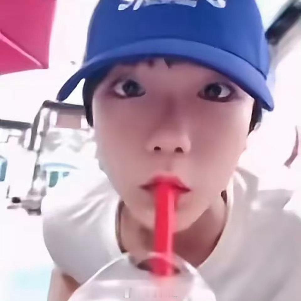 苏新皓被粉丝投稿上爸爸当家了 六一限定小惊喜！幼崽时期的魔术舞台被粉丝送上节目，