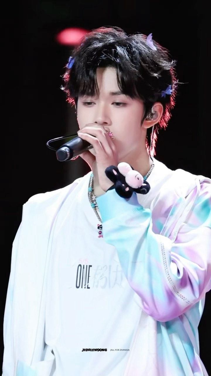 张极十九岁生日快乐，打开新一岁剧本啦小大人，往后余生，一直走花路❗️🎂🎉 