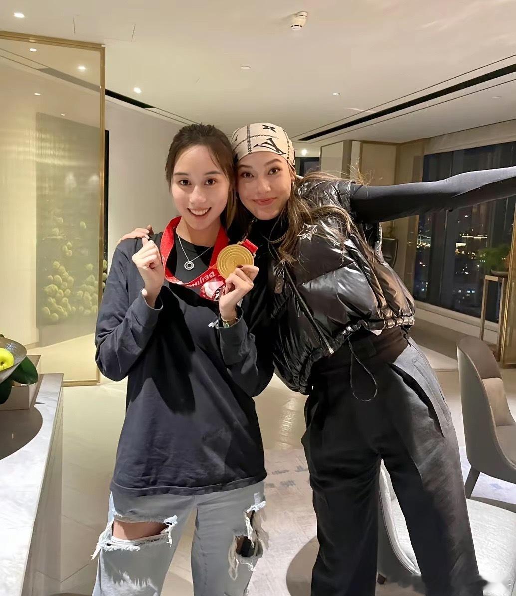 何超欣和谷爱凌俩人真是一见如故。 